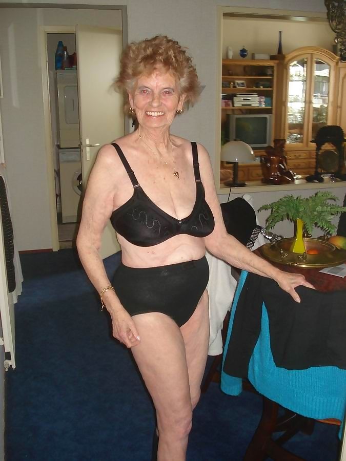 Very old amateur granny poser at home - part 1394
